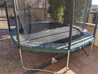 Trampolín grande con red de seguridad