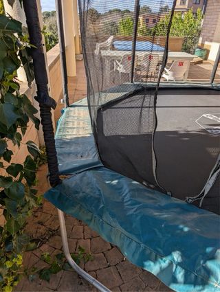 Trampolín grande con red de seguridad