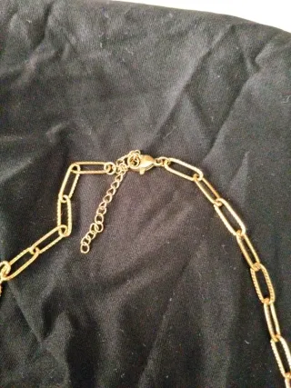 Collar tipo gargantilla dorado con piedras