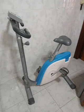Bicicleta Estática Azul y Blanca