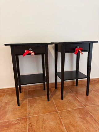 Mesitas de noche negras  (16€ cada una)