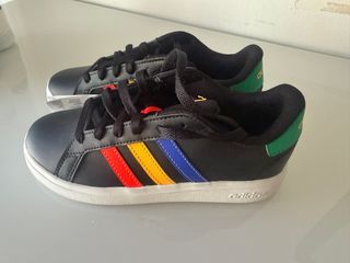 Zapatillas Adidas niño negras multicolor. Talla 34