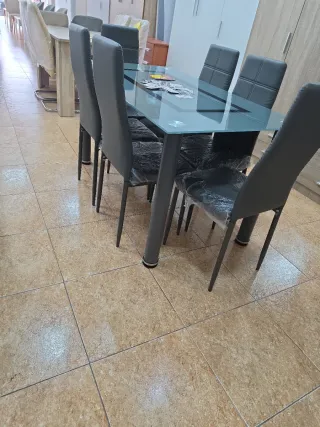 Mesa de comedor moderna con sillas