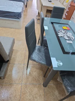 Mesa de comedor moderna con sillas