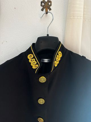 Chaqueta traje Semana Santa negra y dorada.
