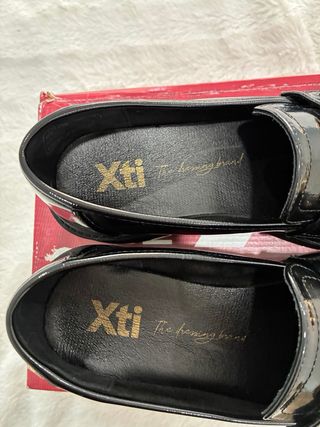 Zapatos Xti negros con cadena dorada