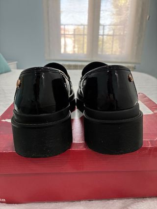Zapatos Xti negros con cadena dorada
