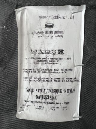 Tavolo in cristallo con 2 pouf grigi. Marca Natuzzi