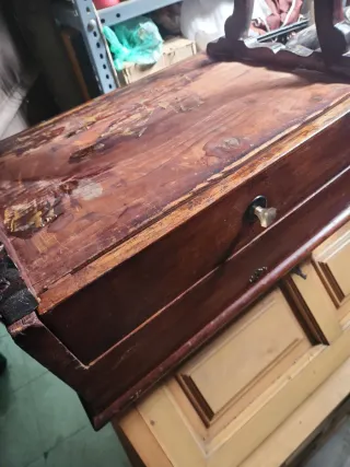 Antiguo costurero de madera, patas con ruedas.