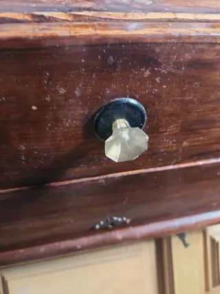 Antiguo costurero de madera, patas con ruedas.