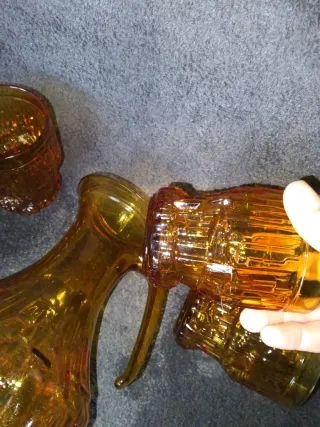 Jarra y vasos de vidrio ámbar vintage