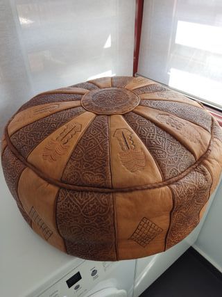 Puf de piel beige y marrón