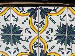 Mesa de bambú de azulejos y sillas para porche