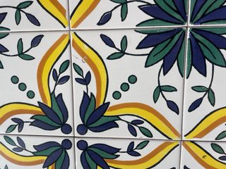 Mesa de bambú de azulejos y sillas para porche