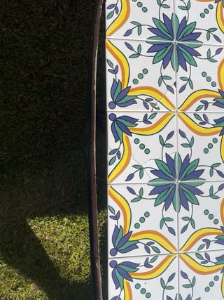 Mesa de bambú de azulejos y sillas para porche