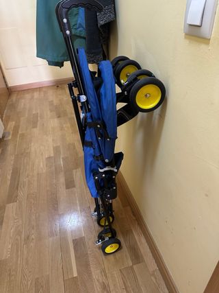 Carrito de bebé azul con diseño de Batman