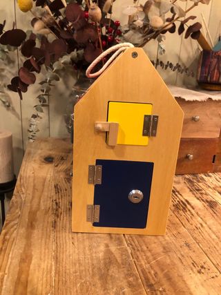 Giocattolo Montessori casa in legno con serrature