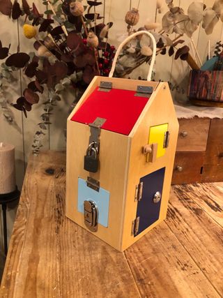 Giocattolo Montessori casa in legno con serrature