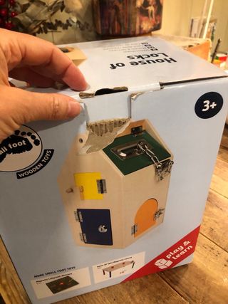 Giocattolo Montessori casa in legno con serrature