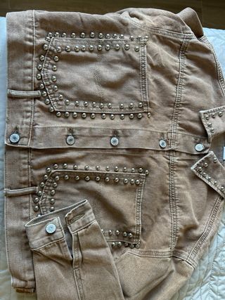 Chaqueta vaquera corta con tachuelas