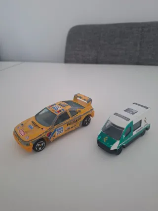 Coches de juguete Peugeot y Guardia Civil