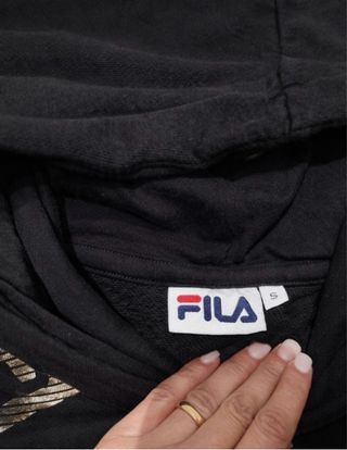 Felpa cropped Fila nera con cappuccio – logo oro –
