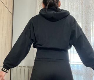 Felpa cropped Fila nera con cappuccio – logo oro –