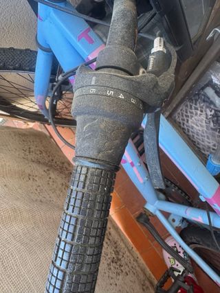 Bicicleta azul y rosa