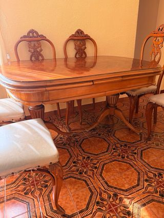 Mesa de comedor y 4 sillas de madera