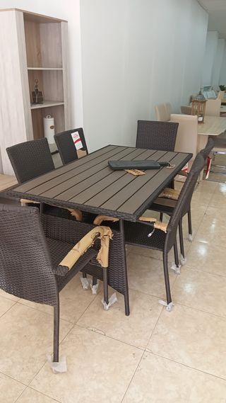 Mesa exterior + 6 sillas mimbre y madera