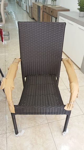 Mesa exterior + 6 sillas mimbre y madera