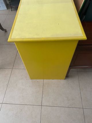 Scrivania per bambini in legno giallo