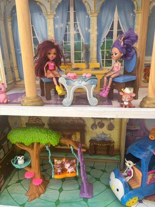 Castillo de madera con muñecas escucho ofertas