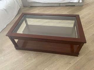 Mesita de madera y cristal