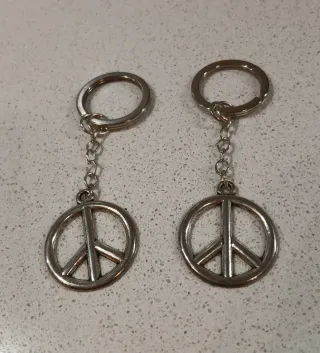 Lotto 10 portachiavi diversi. Entra e guarda!