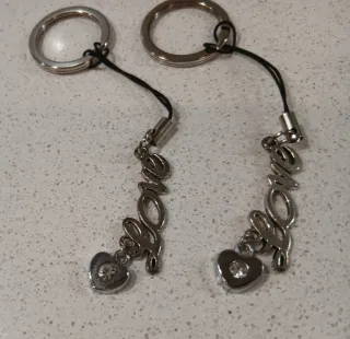 Lotto 10 portachiavi diversi. Entra e guarda!