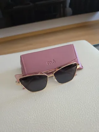 Gafas de sol doradas y rosas