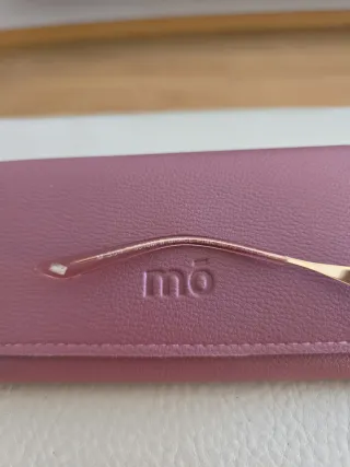 Gafas de sol doradas y rosas