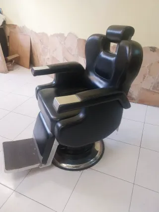 Sillón de barbería negro. sin usar