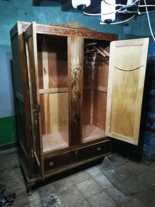 Armario de madera con espejo y cajones