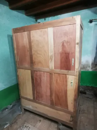 Armario de madera con espejo y cajones