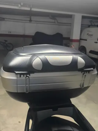 Baúl Givi V56 Monokey Maxia4 Negro/Plata+ parrilla