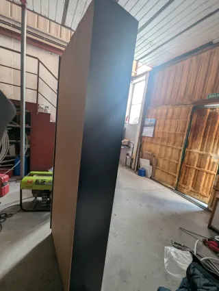 Estantería negra de madera