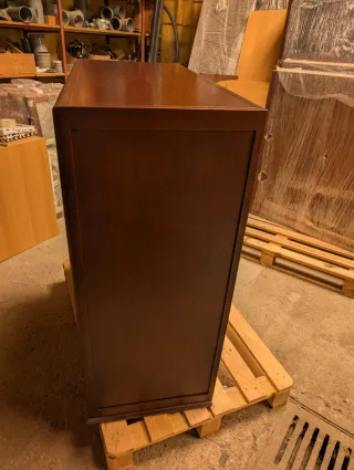 Cajonera de madera marrón