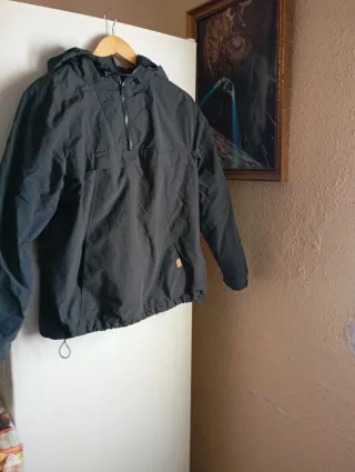 Chaqueta Negra con Capucha