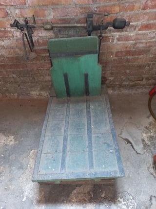 Báscula antigua de madera y metal
