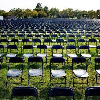 SILLAS PLEGABLES NEGRAS - ALQUILA HOY