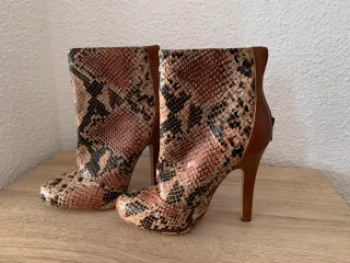 Botines Bershka efecto piel serpiente talla 36