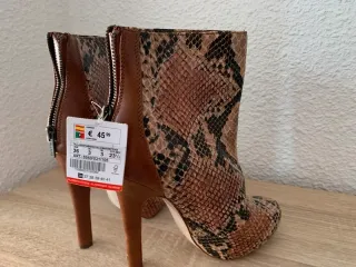 Botines Bershka efecto piel serpiente talla 36