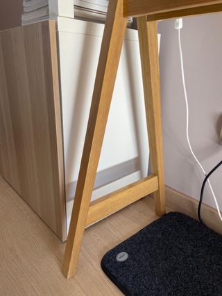 Escritorio de chapa de madera roble.